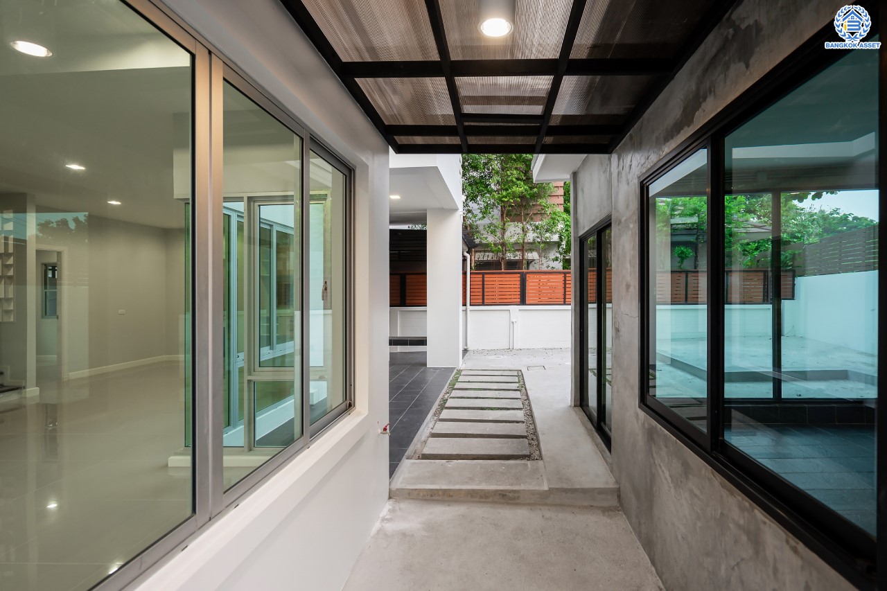 บ้านมือสองตกแต่งใหม่ ม.วิลล่าการ์เด้น1 รัตนาธิเบศร์ หลังมุม เนื้อที่ 64.1 ตร.ว. ฟังก์ชัน 4 ห้องนอน 3 ห้องน้ำ 2 ที่จอดรถ บนทำเลเดินทางสะดวก เชื่อมต่อถนนรัตนาธิเบศร์, ถนนราชพฤกษ์, ถนนกาญจนาภิษก ใกล้เซ็นทรัลเวสต์เกต รถไฟฟ้าสายสีม่วง "สถานีบางพลู" และ ทางด่วน "กาญจนาภิเษก"